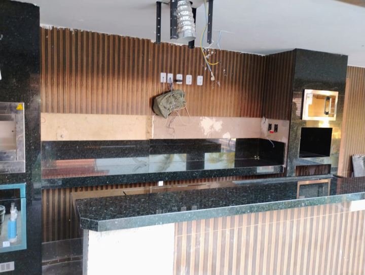 Área gourmet com churrasqueira em granito