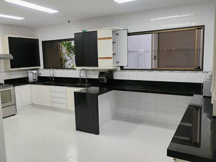 Cozinha em L com granito preto