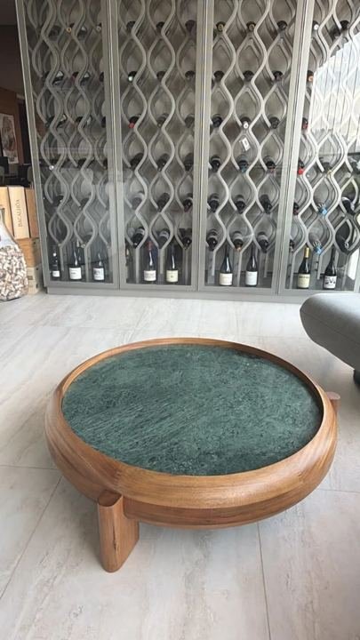 Mesa de centro com tampo em mármore verde