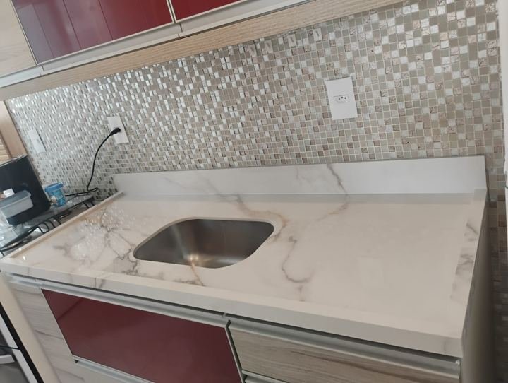 Bancada de cozinha com veios marmorizados