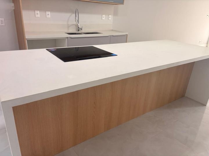 Bancada branca com cooktop