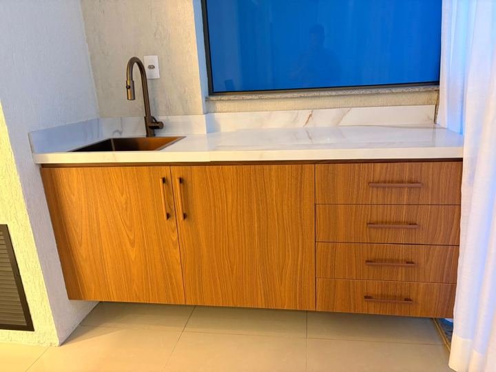 Bancada clara com cuba preta
