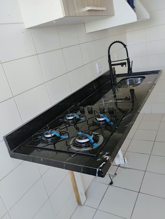 Bancada de granito preto com cooktop